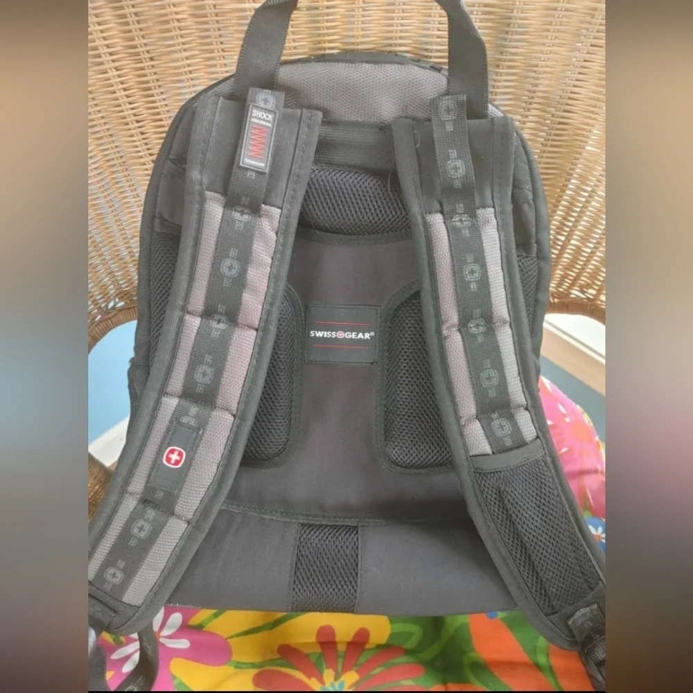 SwissGear Black and Gray Sporty Backpack with Modern Design, NWOT